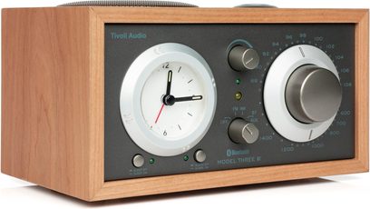 Radio de birou Tivoli Model Three BT cireș/bej, lemn de cireș, ceas rotund și buton de acordare, vedere 3/4 față