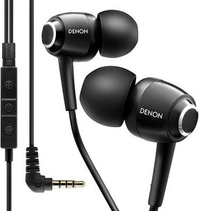 Denon AH-C560R sorte in-ear hovedtelefoner med silikoneørepropper, kablet fjernbetjening og vinkelstik, set forfra på hvid baggrund