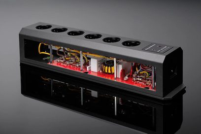 Sort GigaWatt PF-2 EVO+ overspændingsbeskyttet stikdåse med 6 udtag, skrå set med synlig rød elektronik indvendigt