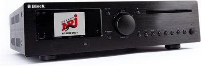 Czarny, aluminiowy, zintegrowany system hi-fi Block CVR-200, widok z przodu pod kątem, kolorowy wyświetlacz po lewej stronie, duże centralne pokrętło, szczelina na płytę CD i rząd przycisków po prawej stronie
