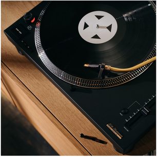 Ortofon Concorde MKII Elite-pickup til DJ-pladespiller, set ovenfra og fra siden, placeret på en sort vinylplade