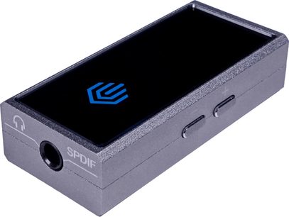 Přenosný audio převodník Nuprime Hi mDAC tmavě šedý, pohled zepředu, svítící modré logo, konektory vzadu