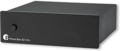 Pro-Ject Phono Box S2 Ultra -esivahvistin, musta, kompakti suorakulmainen kotelo, etupaneelissa pyöreä painike ja logo
