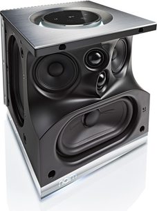 Naim Audio Mu-so Qb sort højttaler, set forfra og lidt fra siden, med synlige højttalere og kontrolknap på toppen