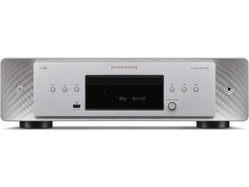Marantz CD60 CD плеър в сребристо, преден панел с LCD дисплей, бутони и разгъвачи на предната страна, изглед отпред