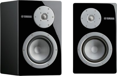 Yamaha NS-3000 lentyninės kolonėlės, blizgi juoda priekinė panelė matoma iš priekio, šlifuoto metalo žiedai, pilkas aukštadažnis ir žemadažnis
