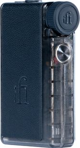 iFi Audio GO Blu Air, DAC portatile nero in plastica fumé e similpelle, ghiera dentata, pulsante metallico, vista di sbieco