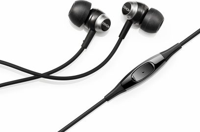 Sorte Denon AH-C50MA in-ear hovedtelefoner med silikoneørepropper og fladt kabel, set forfra på hvid baggrund