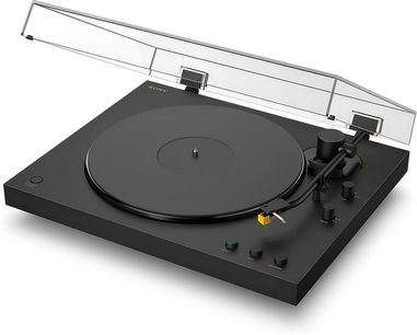 Siyah Sony PS-LX5BT pikap, kaldırılmış şeffaf kapak, sarı iğneli ton kolu, üç çeyrek açıdan görünüm
