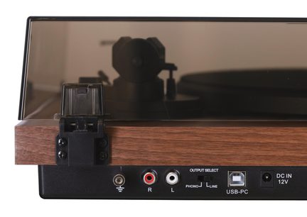 Pladespiller i valnøddetræ set bagfra, røget låg, RCA-udgange, USB-PC-port og 12 V-strømforsyning