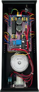 Netzfilter Taga Harmony PC-8000DC Silber, Draufsicht, elektronische Komponenten, bunte Kabel, Ringkerntransformator