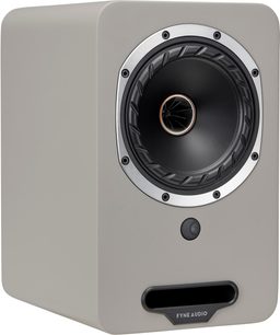 Fyne Audio Cubitt 5 Lautsprecher kieselgrau, Dreiviertelansicht, schwarzer Koaxiallautsprecher an der Front