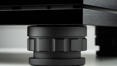 Hi-fi pladespiller Music Hall MMF 11.3 sort, nærbillede forfra af soklen og tonearmen, mat sort finish