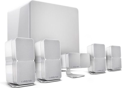 Pakke med 7 hvide kompakte højttalere fra Cambridge Audio System 325, set forfra, på linje på hvid baggrund