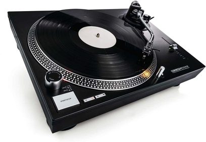 Reloop RP 2000 USB MK2 sort pladespiller, set ovenfra i et dykkende perspektiv, pladespiller, tonarm med pickup, kontrolelementer