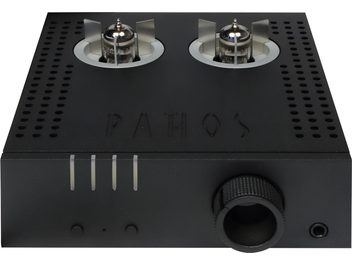 Preamplificatore per cuffie Pathos Aurium nero, vista dall'alto, 2 tubi a vuoto, 2 potenziometri, connettori jack da 6,35 mm sulla parte anteriore