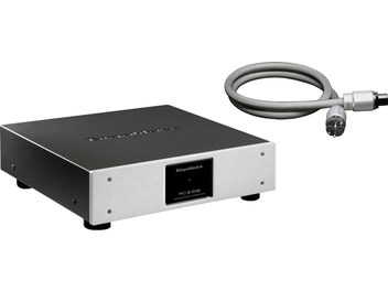 Acondicionador de red GigaWatt PC-2 EVO+ plateado visto en tres cuartos con cable de alimentación trenzado Powersync ULTRA de 1,5 m