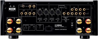 Yamaha A-S3000 sølv stereo hi-fi-forstærker, set forfra, frontpanel med guldknapper, stik og lysdioder