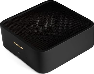 Hi-fi stereo forsterker Model M1, perspektivvisning, svart kabinett, svart toppgitter, gyllent logo, knapper på fronten