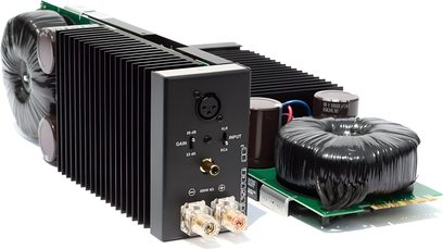 Bryston 9B³ daugiakanalis galios stiprintuvo modulis su dideliu juodu radiatoriumi, XLR/RCA įėjimais ir toroidiniais transformatoriais