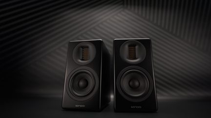 Diffusori da scaffale Sonoro neri, design rettangolare con woofer rotondo e tweeter a nastro, sfondo grafico scuro