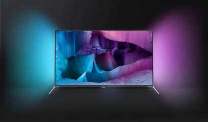 Philips 43PUS7100 TV-skærm, der viser et abstrakt billede af farvede blå og lilla former på en sort baggrund