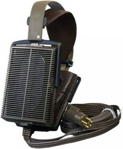 Åbent hi-fi hovedsæt STAX SR-407, rektangulære transducere, brunt polstret hovedbånd, spiralkabel, venstre trekvartersvisning forfra