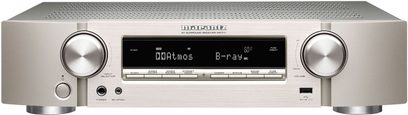 Amplituner kina domowego Marantz NR1711 w kolorze srebrno-złotym, widok z przodu, front ze szczotkowanego aluminium, centralny wyświetlacz LCD, przyciski i pokrętła sterujące, dwa duże pokrętła obrotowe na końcach
