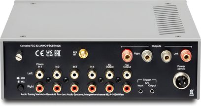 Pro-Ject Stereo Box DS3 integrerad stereoförstärkare silverfärgad, vy bakifrån med RCA-anslutningar, variabel utgång och strömförsörjning