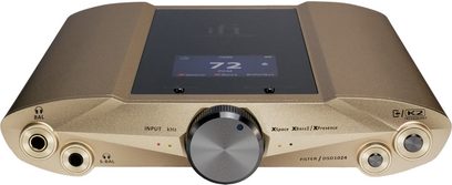 Přenosný audio převodník iFi Audio iDSD Valkyrie zlatý s centrálním displejem, stříbrným otočným knoflíkem a několika porty na předním panelu