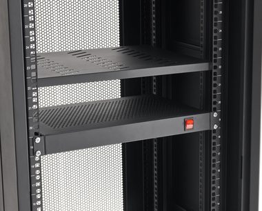 Piattaforma di ventilazione con 2 ventole nere, griglia perforata, interruttore rosso, montata in un rack con lati numerati