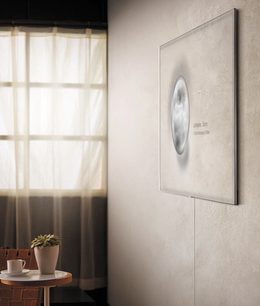 Samsung QE65Q7F 2018 fladskærms-TV monteret på væggen, sort og smal ramme, skærmen viser et nærbillede af et kvindeligt ansigt