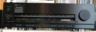 Kenwood L-02T forstærker, sort, frontvisning, knapper og drejeknapper til justering, digitalt display, hovedtelefonstik