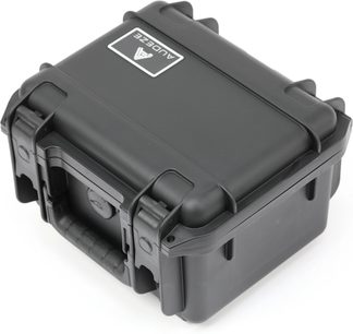 Audeze LCD-XC sort hovedtelefon, lukket, set forfra i den sorte hårde transportkuffert med hvidt logo