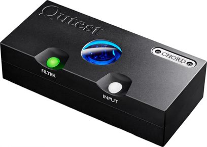 Convertitore audio DAC Qutest nero, vista prospettica, superficie superiore con pulsanti luminosi verdi e bianchi, logo Chord