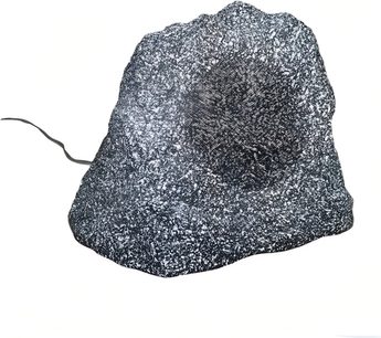 Enceinte d’extérieur ArtSound ROCK camouflée en rocher gris tacheté avec câble, vue de face sur fond blanc