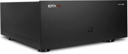 IOTAVX AVXP 3-230 højttalereffektforstærker i mat sort metal, diskret rektangulært kabinet med glat frontpanel udstyret med en lille firkantet central knap og mærke- og modelbetegnelser, placeret på fire cylindriske fødder, set forfra fra venstre trekvart vinkel