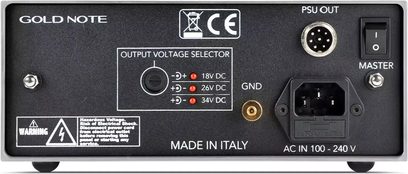 Atsevišķs hi-fi barošanas bloks Gold Note PST-10 sudraba krāsā, aizmugures skats ar sprieguma izvēlētāju, PSU OUT un maiņstrāvas ieeju