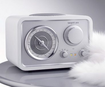 Tangent Uno radio i lys grå, set lidt fra siden forfra, med rund skive, knapper og cirkulær højttaler