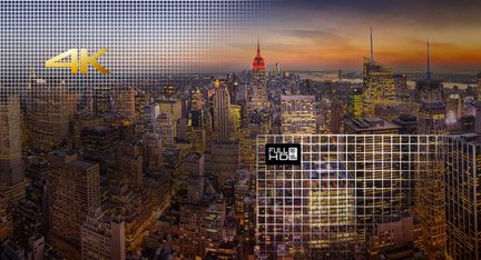 Vista aérea noturna de uma cidade densa com muitos arranha-céus iluminados e o Empire State Building ao longe