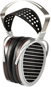 Åbent hi-fi hovedsæt Hifiman HE1000SE, trekvartersvisning forfra, perforerede metalkåber, hovedbøjle og ørepuder i sort læder
