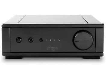 Rega io mattamusta stereo hifi-vahvistin, etupaneelissa kiertosäätimet, painikkeet, kuulokeliitäntä, pelkistetty muotoilu