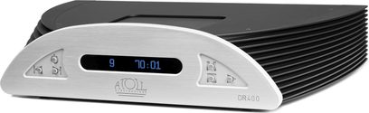 Atoll DR400 sølvfarvet CD-afspiller, set forfra i et skråt perspektiv. Buet front med blå skærm, knapper og CD-sprække