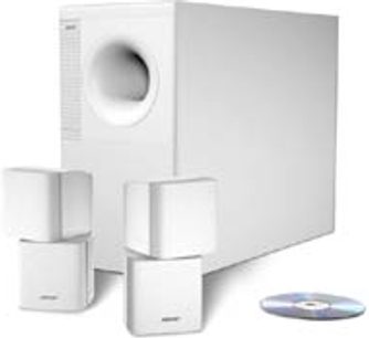 Pack d'enceintes compactes Bose Acoustimass 5 blanches composé d'un caisson de basses cubique et de deux petits satellites rectangulaires, vue éclatée