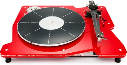 Platina de vinilo hi-fi Vertere Acoustics Pack DGX Sabre rojo, base de acrílico rojo brillante vista desde arriba, plato negro con marcas blancas y brazo de lectura metálico negro posicionado a la derecha