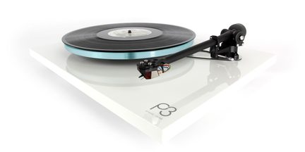 Vinylisoitin kulmasta katsottuna, musta levy, musta äänivarsi, valkoinen alusta, p3-logo näkyvissä, värikkäät kaapelit