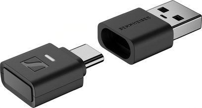 Sennheiser BTD 700 draadloze zender, compact in matzwart kunststof, perspectiefaanzicht, USB-C-connector met logo en indicatielampje, geleverd met bijpassende USB-A-adapter