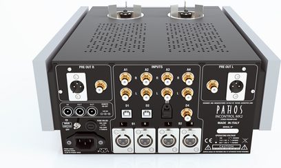 Preamplificatore stereo Pathos InControl Mk2 visto frontalmente, pannello nero con pulsanti, prese e spie argentate
