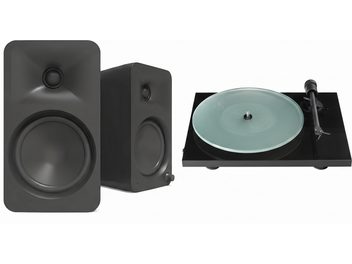 Svart vinylplatespiller med platespiller i frostet glass og et par svarte bokhyllehøyttalere