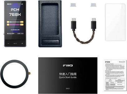 Bærbar FiiO QX13 DAC i sort, glasfront, set ovenfra, med fletet USB-C-kabel, sort etui, film, propper og ring